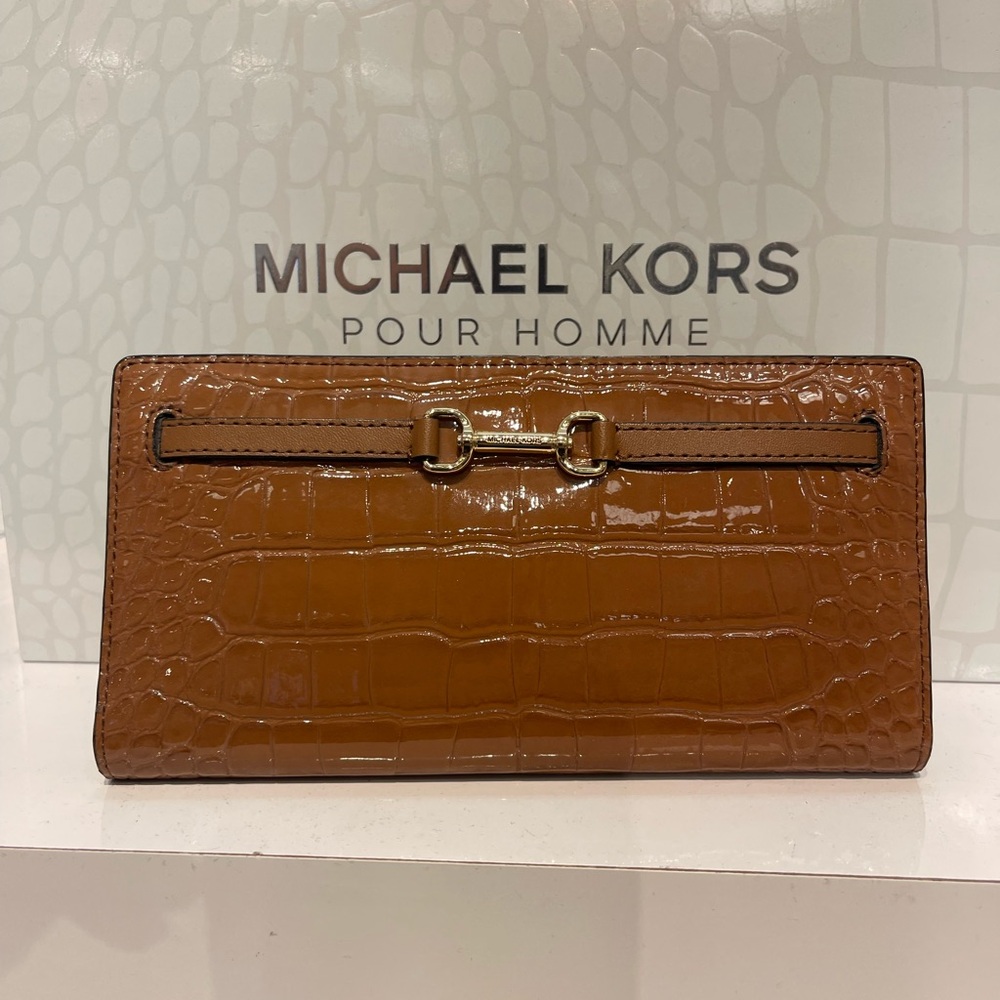 MICHAEL KORS Carson Large Snap Crocodile Embossed Bifold Wallet
Luggage
NWT - Picture 8 of 16